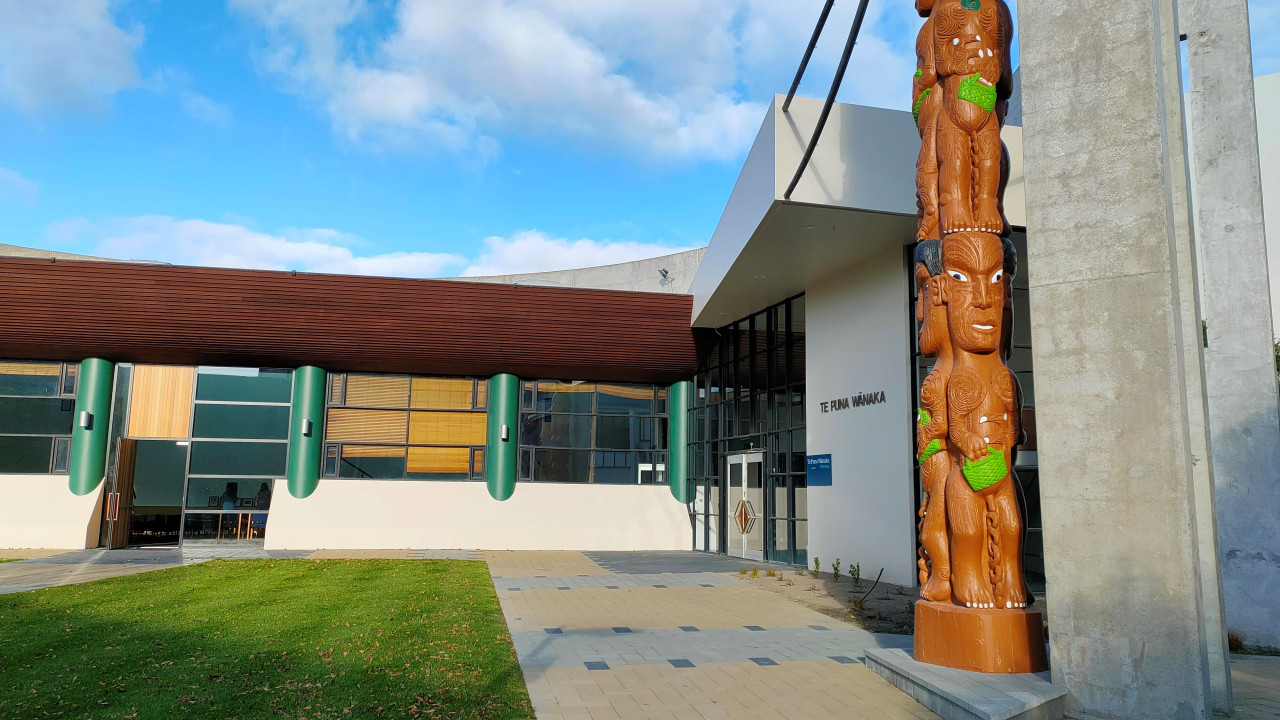 ARA Te Puna Wanaka building with pouwhenua on the right side