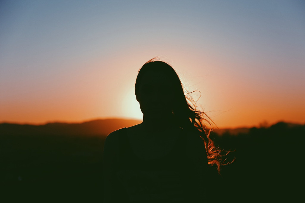 woman-looking-into-sunset