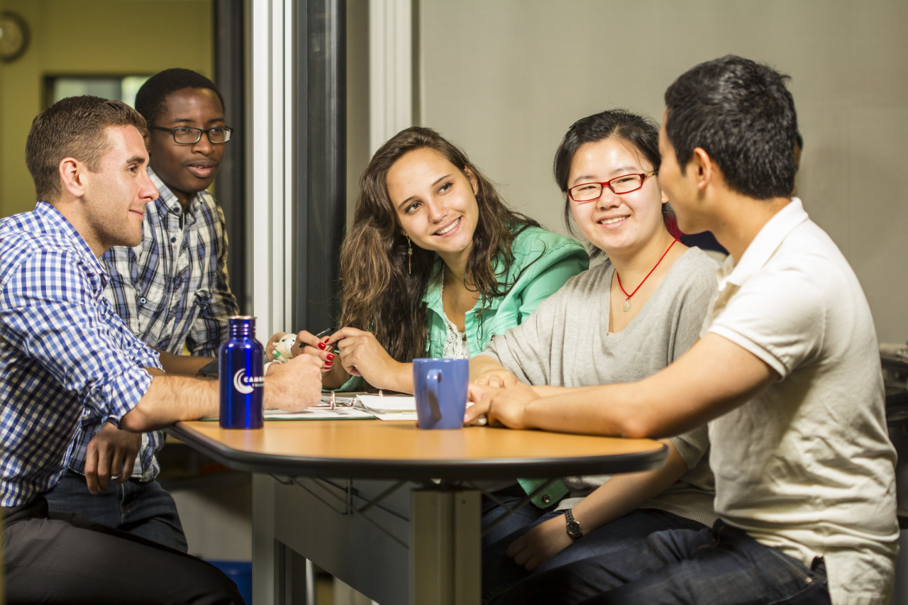 5 students having a round table discussion 