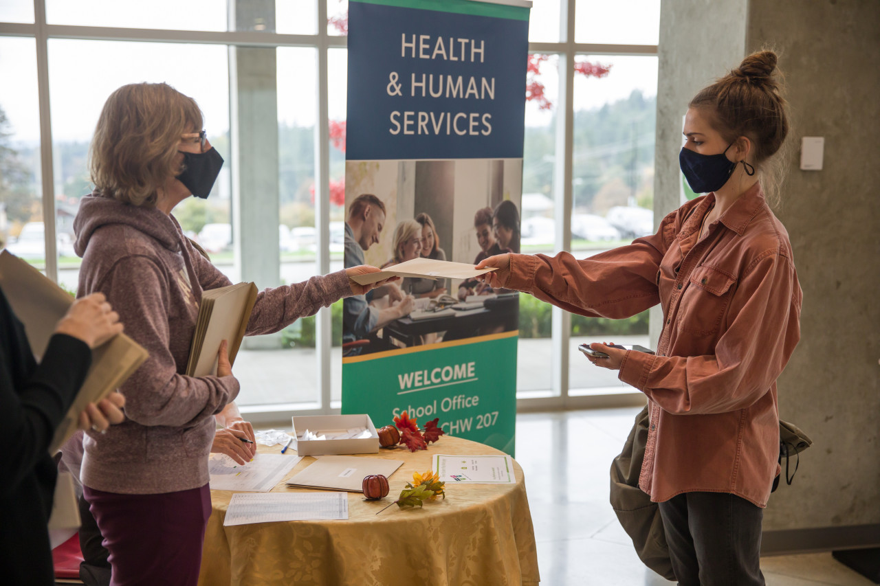 Dean Cynthia Smith greets a F2021 Student Rep