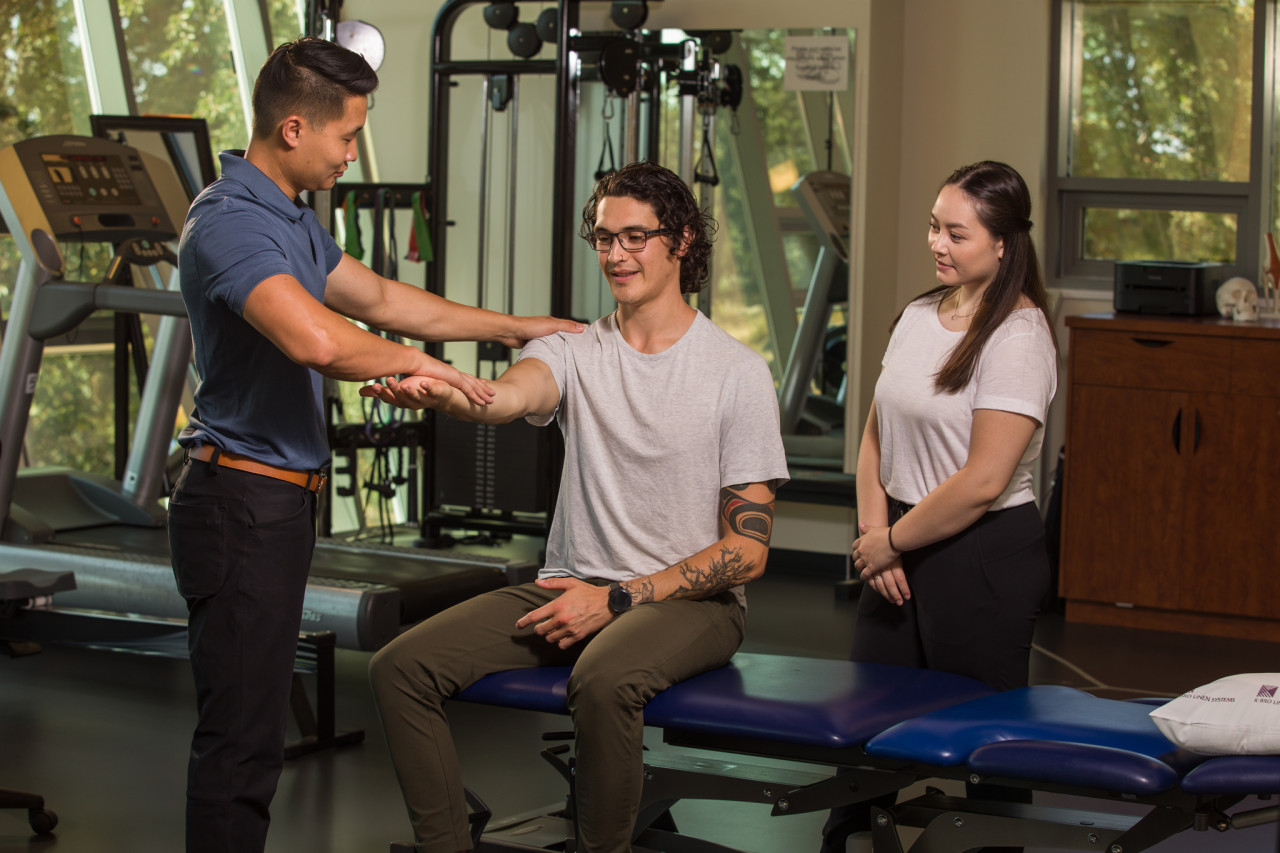 Athletic therapist and student therapist providing treatment in the AET Clinic at Camosun interurban campus