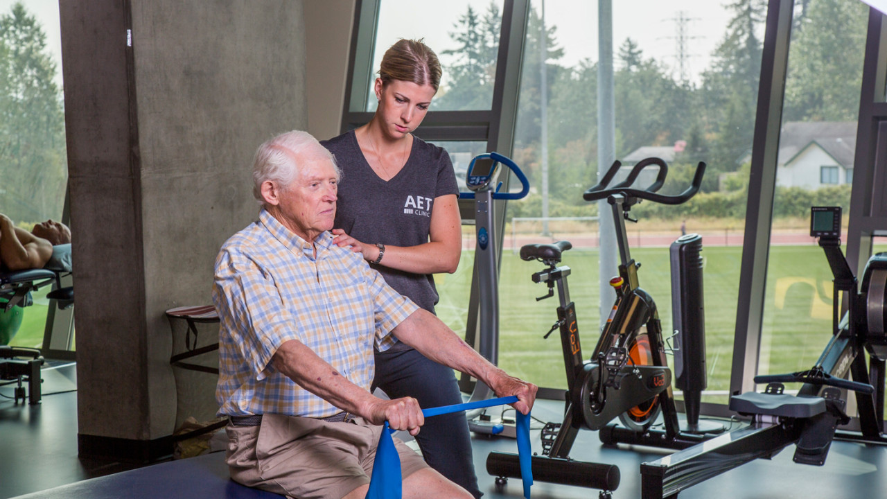 athletic therapist providing mobility assessment to senior client in the aet clinic
